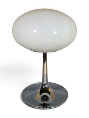 une photo d'une lampe de table blanche posée sur un pied en métal