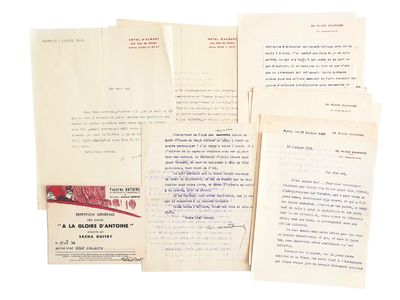 plusieurs vieilles lettres sont empilées sur une surface blanche
