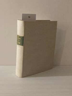 un livre posé sur une table, d'où dépasse un bout de papier