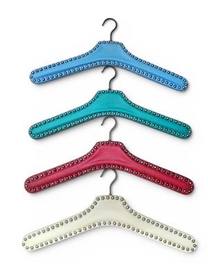 un lot de cinq cintres en cuir ornés de clous et de rivets