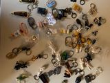 beaucoup de porte-clés posés sur une table