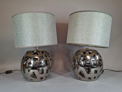 deux lampes posées sur une table blanche