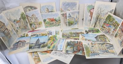 un lot de cartes posées sur une table