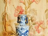 un vase bleu et blanc posé sur une table en bois