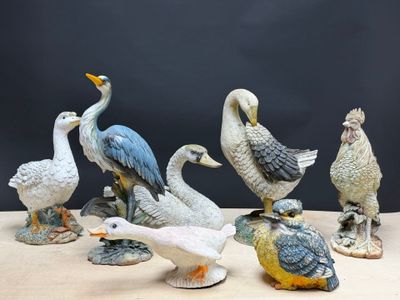 un grand nombre de figurines posées sur une table