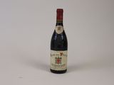 une bouteille de vin posée sur une table
