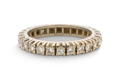 gros plan d'une bague en diamant sur une surface blanche
