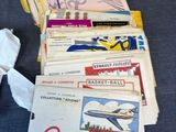 beaucoup de vieilles cartes de voyage sur la table