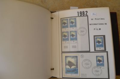 un livre ouvert avec des timbres, posé sur une table