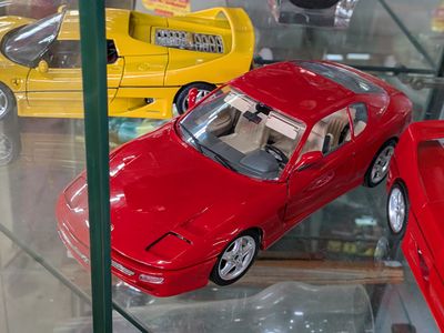 de nombreuses voitures-jouets exposées dans une vitrine