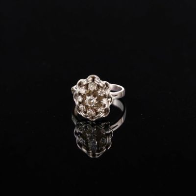 Bague en or gris 18k (750e), stylisant une fleur centrée de … - Photo 1
