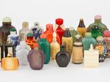 beaucoup de bouteilles alignées sur une table