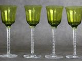 quatre verres à vin verts posés sur une table