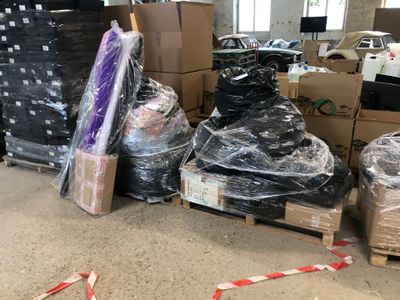 un grand nombre de boîtes posées sur une palette