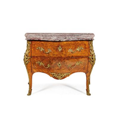 une petite commode avec un plateau en marbre