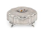 une boîte ancienne en argent ornée d'un motif floral sur le couvercle