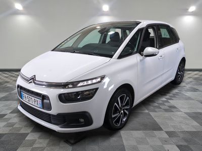 la citrole blanche est garee sur un sol en damier
