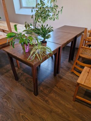 Quatorze tables rectangulaires en bois clair. On y joint qua…