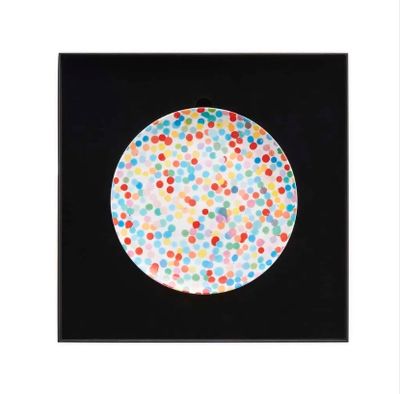 une image représentant une assiette blanche parsemée de points multicolores
