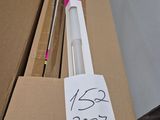 beaucoup de cartons et une lampe qui se trouve dans un carton