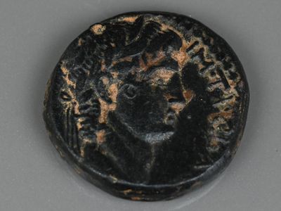 une pièce de monnaie ancienne portant un visage de femme