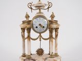 une horloge posée sur une table