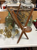 Un globe de mariée, un porte revue en bois, éléments en lait…