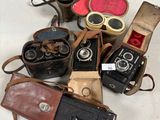 de nombreux modèles différents d'appareils photo anciens posés sur la table