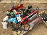 un tas d'objets assortis posés sur le sol