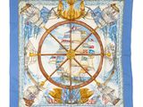 un foulard carré bleu et blanc sur lequel est représenté un bateau