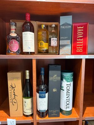 de nombreuses bouteilles d'alcool sur les étagères de la pièce