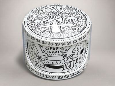 une boîte blanche sur laquelle figure un dessin en noir et blanc