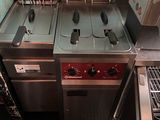une cuisine équipée de deux cuisinières et d'un lave-vaisselle