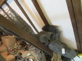 une pile de vêtements et d'autres objets sur le sol