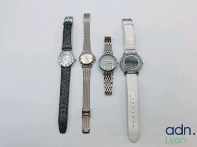 Trois montres sont alignées sur une table avec un fond blanc