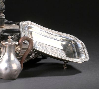 un plateau en argent et une théière en argent posés sur une table
