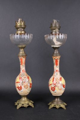 paire de vases chinois anciens ornés de motifs dorés et rouges