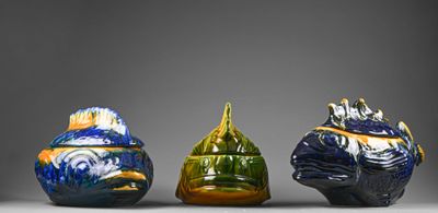 trois vases de couleurs différentes posés côte à côte sur une surface grise