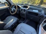 l'intérieur d'une voiture avec un volant et un tableau de bord