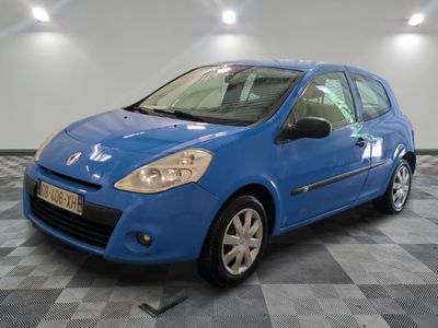 la petite voiture bleue est garée dans une grande pièce