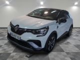 la voiture blanche est garée sur un sol en damier dans le garage