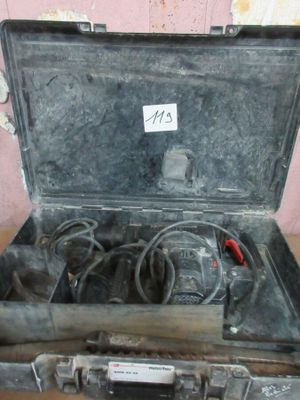 une valise qui contient tout un tas de fils