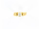 une bague en or jaune avec un diamant serti au centre