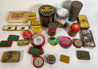 many different tins of different types of tins on the table