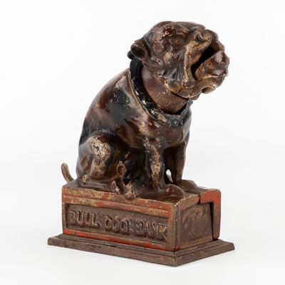 statue d'un chien assis sur une caisse, avec un collier autour du cou