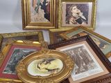 de nombreuses photos encadrées posées sur une table blanche