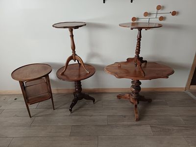 deux tables et une chaise dans une pièce où est accrochée une horloge au mur
