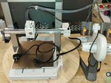une machine posée sur une table en bois