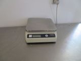 une image représentant une balance posée sur une table