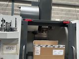 une machine qui comporte un boîtier au milieu